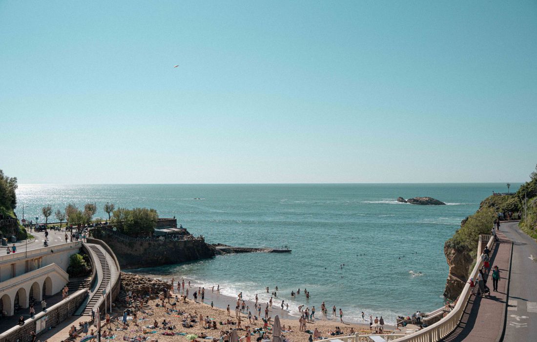 Une fille en face de la mer